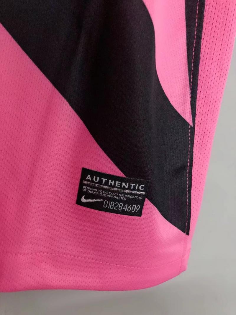 Man's Retro Jersey Juventus Team Pink - 2011/12