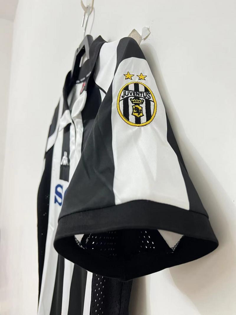 Man's Retro Jersey Juventus Team Home - 1997/98