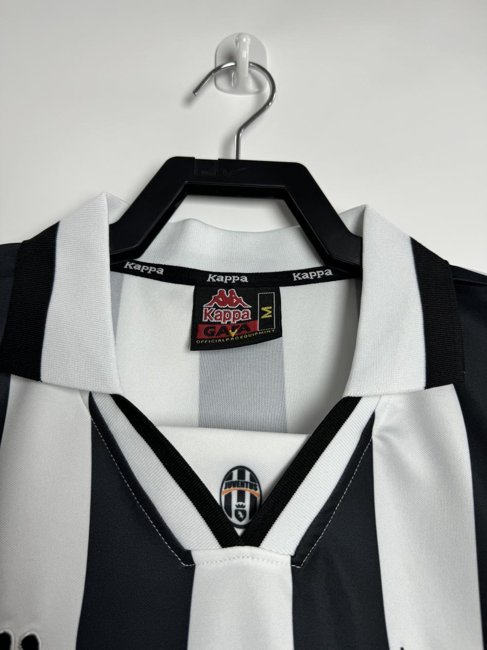 Man's Retro Jersey Juventus Team Home - 1995/97