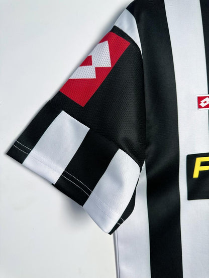 Man's Retro Jersey Juventus Team Home - 2001/02