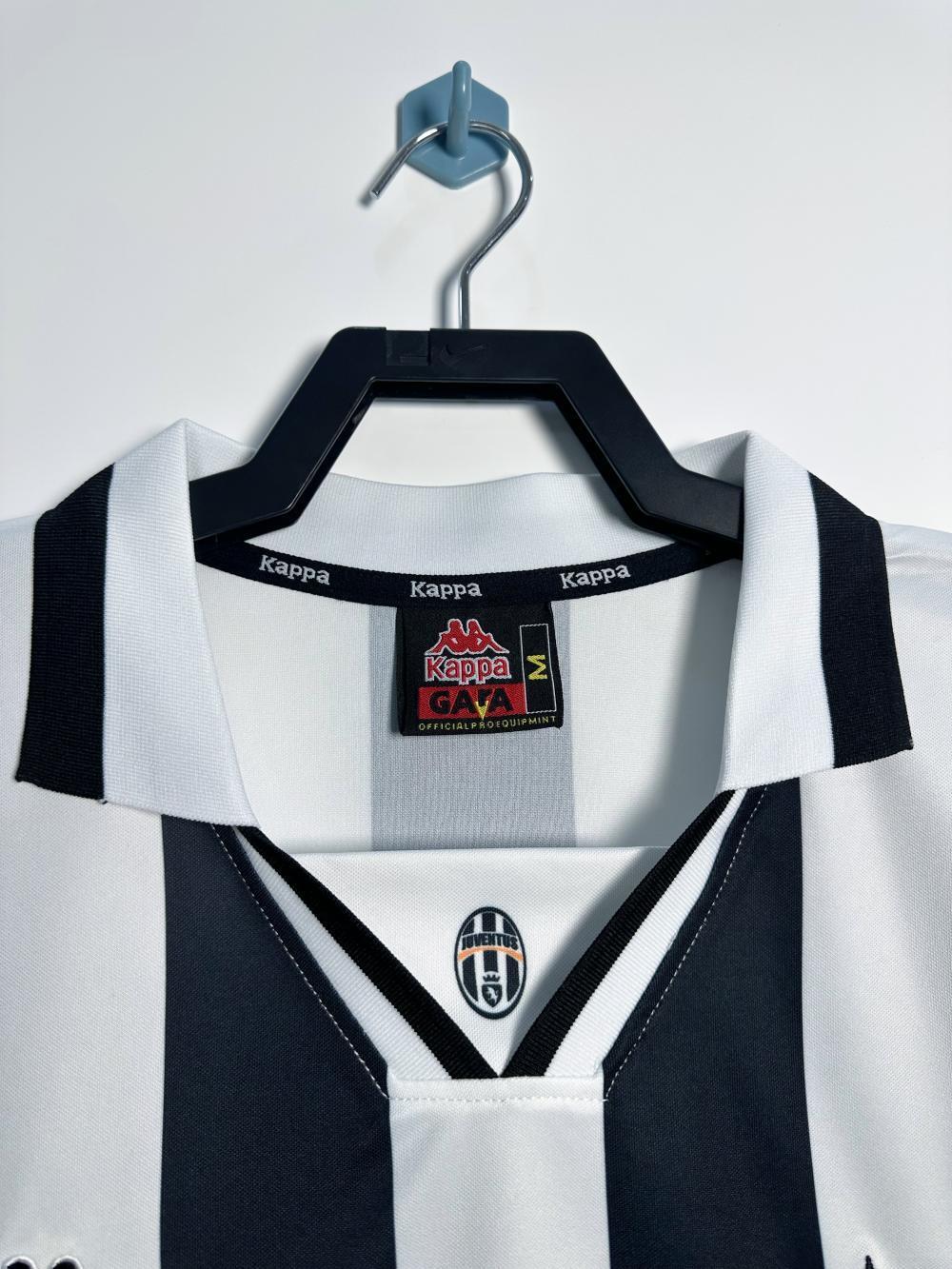 Man's Retro Long Sleeve Juventus Team Home - 1995/97