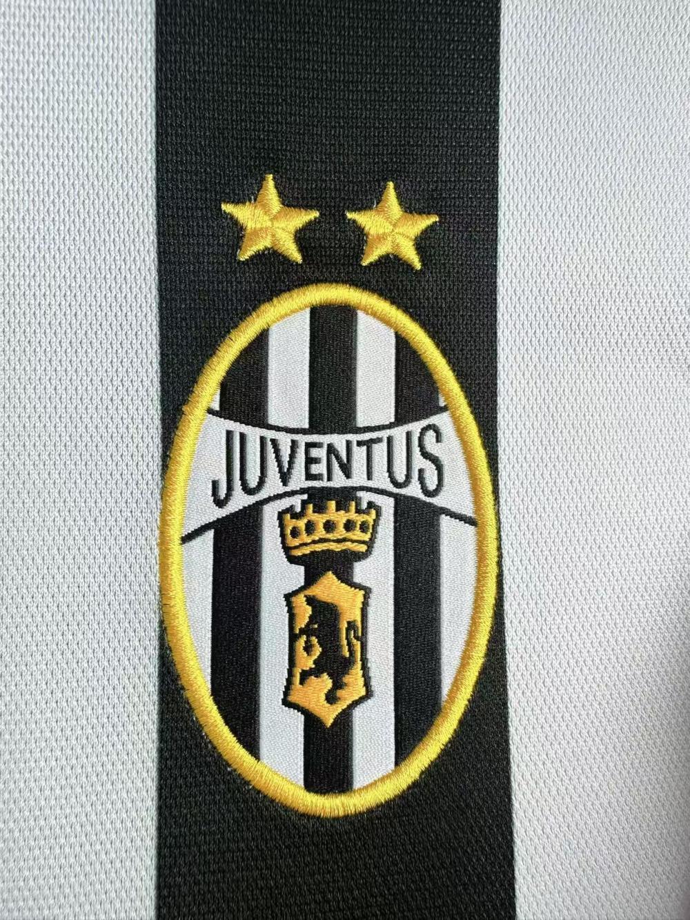 Man's Retro Jersey Juventus Team Home - 2001/02